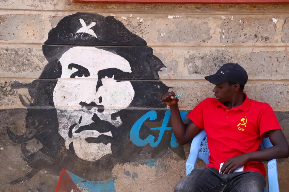 Clinton in front of a Che Guevara Grafitti